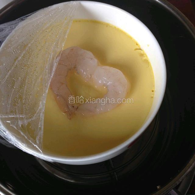 待蛋面稍凝固，放上洗净的虾仁