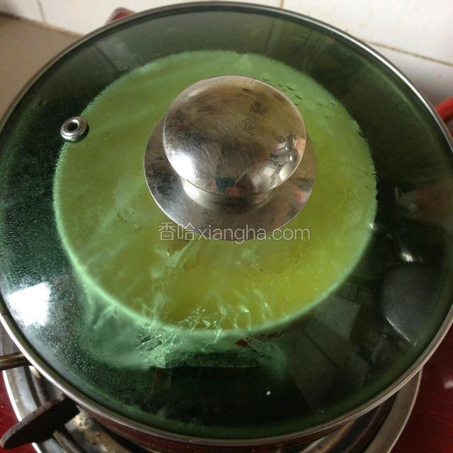 在盖好保鲜膜蒸5分钟