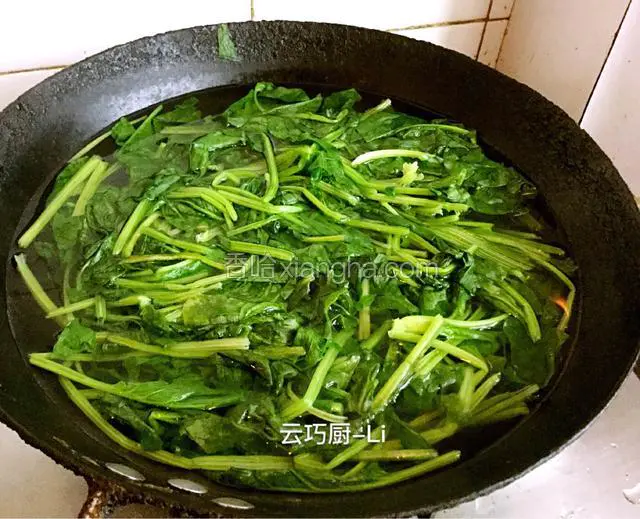 锅里加水烧开，菠菜下锅焯水2分钟，变色捞出来。用水冲凉一下，控干水分备用。火龙果皮去杂质，清洗干净控干水分备用。