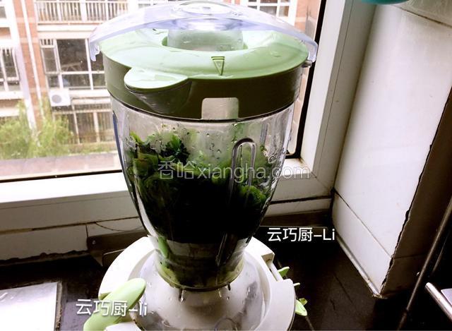 把菠菜放进榨汁机里，加半碗水榨汁。火龙果皮也如此做。