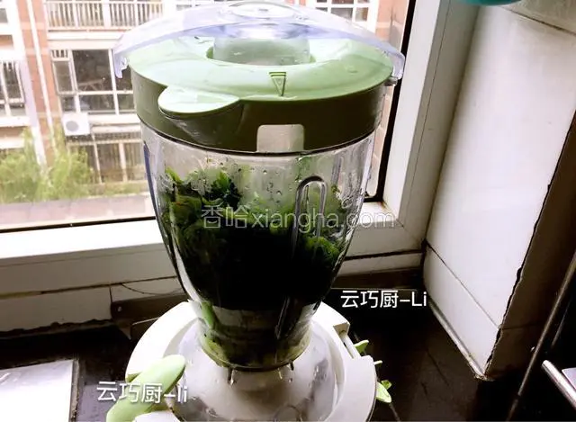 把菠菜放进榨汁机里，加半碗水榨汁。火龙果皮也如此做。
