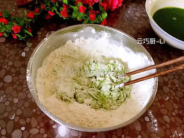 把酵母分别放进这两种榨汁中进行搅拌！促使其溶化，再将这两种榨汁和面。