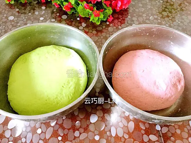 面要经过多次揉压，直到面的表面光滑，就可以盖上盖子醒1个小时左右。