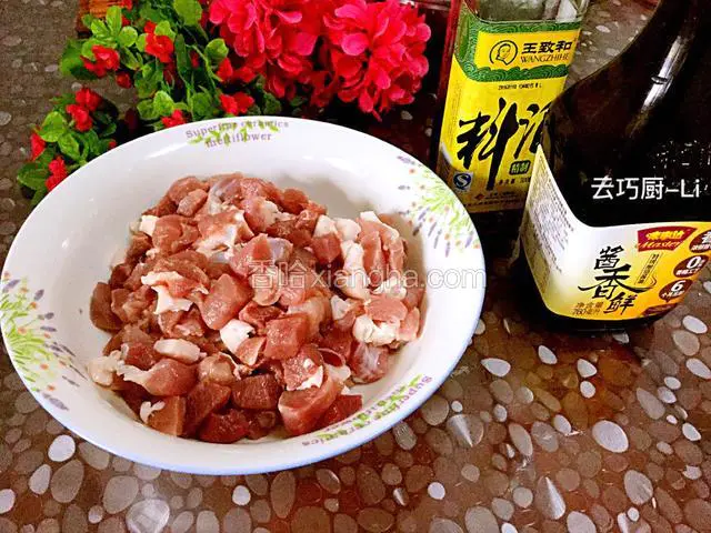 猪肉洗干净切成肉丁。准备好酱油15克、料酒15克倒进肉丁淹渍20分钟。