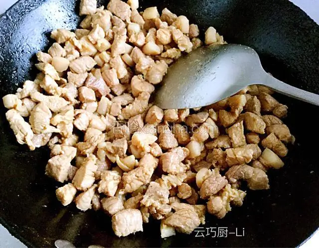 锅里放10克花生油，油温7成热，放10克盐爆香，下肉丁快速翻炒7分熟关火，放凉。