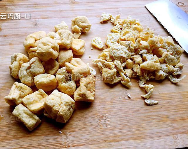 豆腐泡清洗，用手捻干净水分剁成豆腐泡小块。