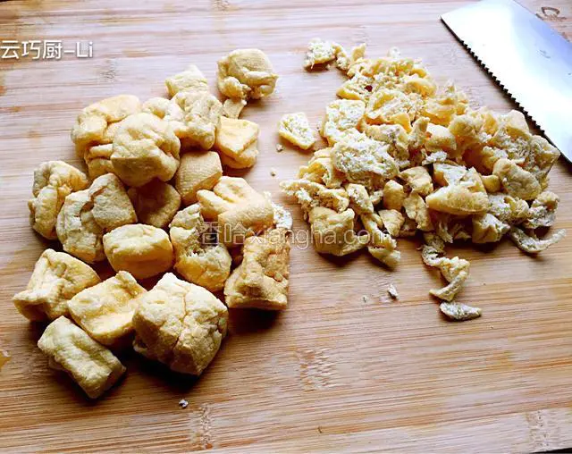 豆腐泡清洗，用手捻干净水分剁成豆腐泡小块。