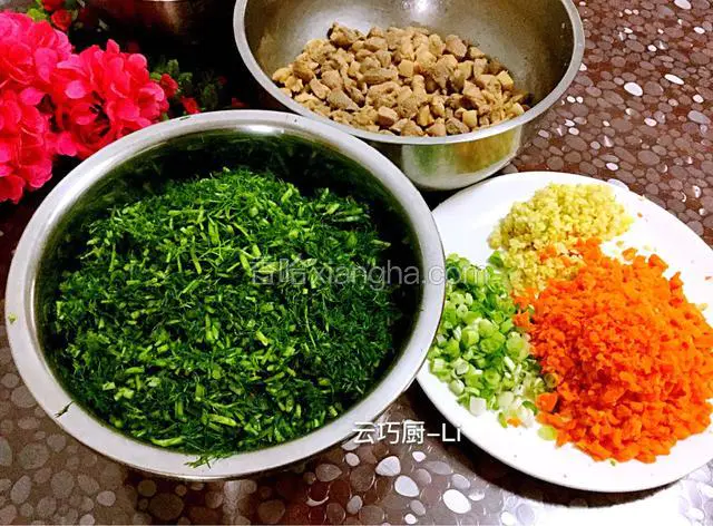 茴香切1cm小段、生姜切末、小葱切末、胡萝卜切碎、猪肉炒好放在容器中备用。