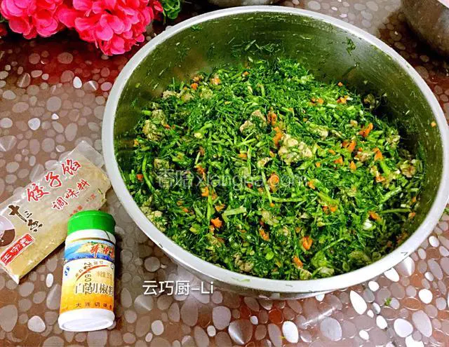 用个大容器，先将豆腐泡放底部，然后把炒好的肉丁放上、胡椒粉、十三香饺子馅调料、鸡精、盐5克、花生油15克进行搅拌！最后放茴香、胡萝卜搅匀！