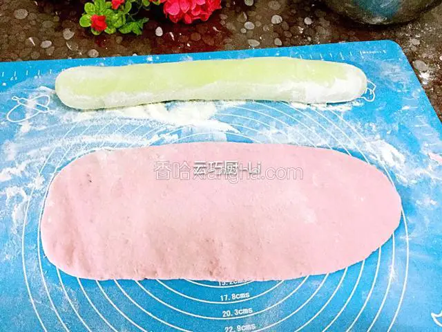 把两种面按个人喜好花样切成大小均一的剂子压平成圆型，擀成圆型面皮。花式是把一种颜色面擀成圆柱形，别一个压成等长薄皮包上对齐，切大小均一的剂子。压成圆形包子皮。