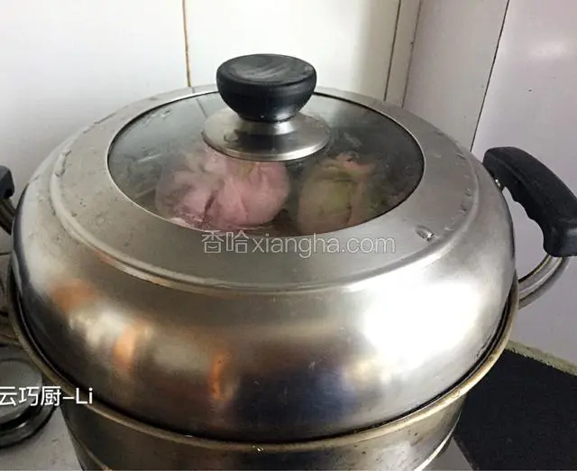 包子拿起来感觉很轻就可以上锅蒸了。锅里放进凉水，把笼屉布放好，摆上包子，盖好盖子，开火，开锅蒸15分钟关火。