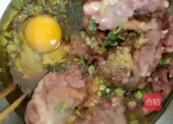 Illustration of how to make fresh meat wontons 1