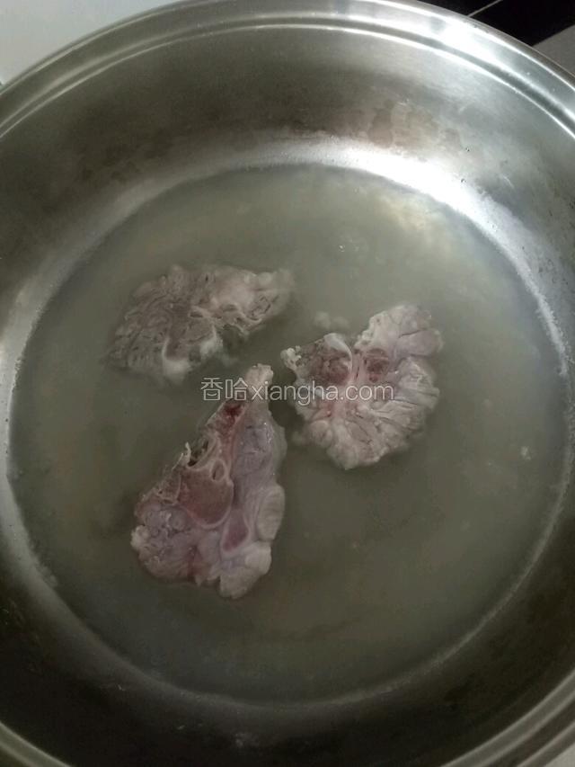 猪骨沸水煮1分钟，然后捞起过清水去掉浮物