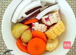 椰子玉米猪骨汤的做法图解2