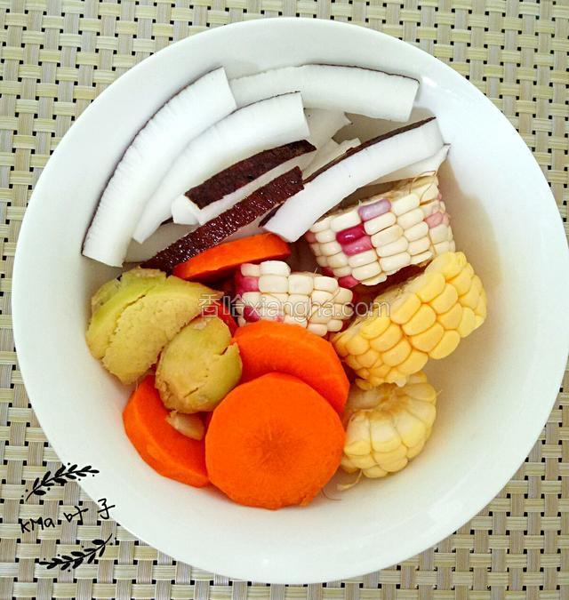 备好椰子片、玉米、胡萝卜、姜