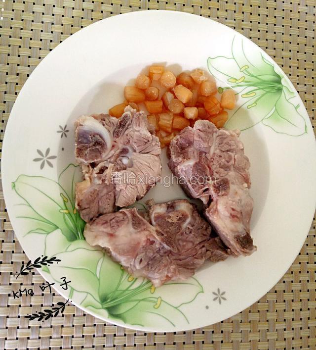 洗净瑶柱，与猪骨一起倒进沸水锅里