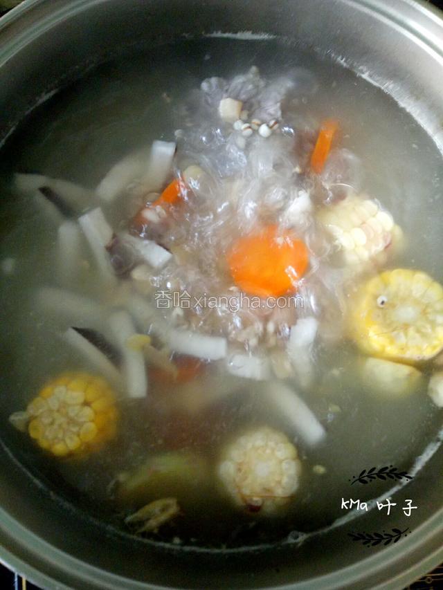 加入所有配料和椰子水，中火煲30分钟