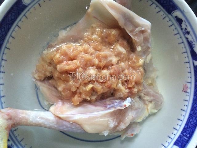 将肉末放入鸡肚子里