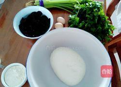 香芹木耳鸡蛋馅饺子的做法图解1
