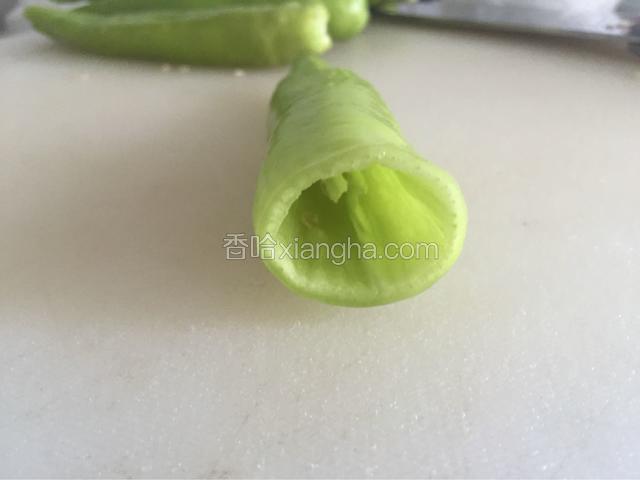 青椒洗净去蒂，掏空里面的瓤