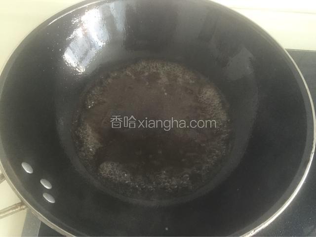 另起炒锅放油，加入海鲜酱