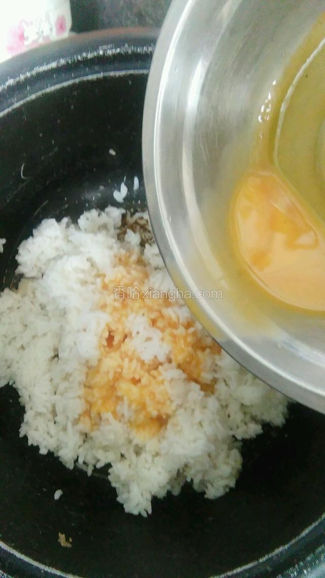 蛋液倒入剩米饭中拌匀。想要米饭变得黄黄的，就用蛋黄。
