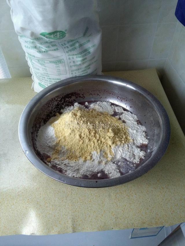 用温水把酵母粉化开后，加入少许白糖，一碗榨好的桑椹果酱一碗，纯牛奶一袋，一碗玉米面，两碗面粉后拌均匀了。