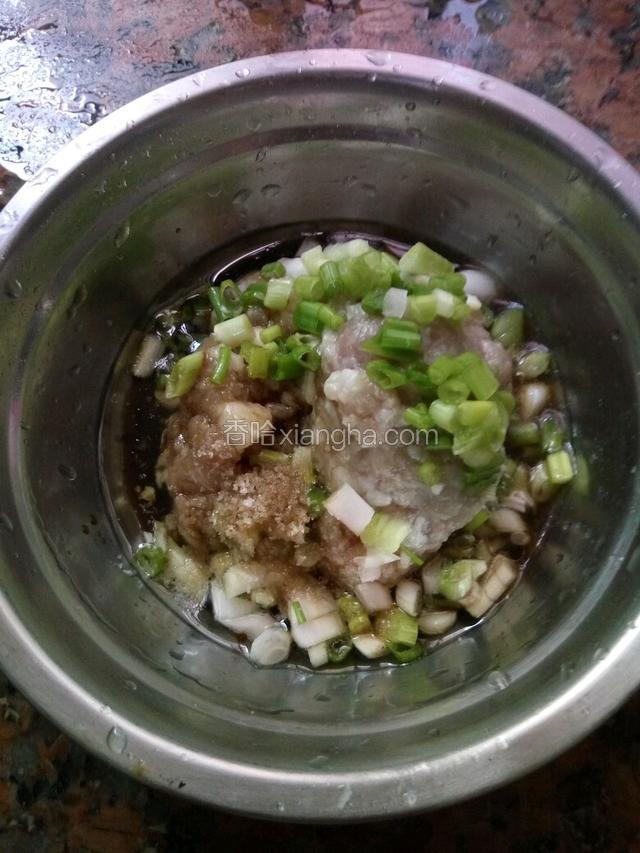 第一步，先把肉剁碎，剁到肉紧紧的就OK啦，然后放调料。油，酱油，葱花，味精