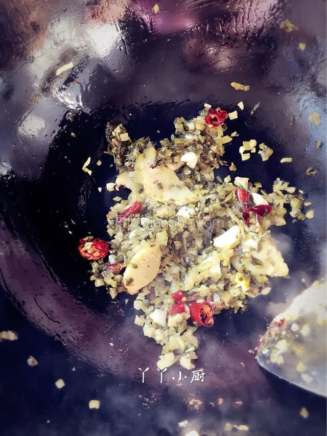 炒锅内放入2大匙色拉油，将葱姜蒜辣椒末放入锅内煸炒出香味。放入切碎的雪菜翻炒一会。