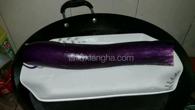 洗净蒸熟，带皮蒸，茄子皮不仅营养，而且有韧性，可以包裹住调制好的酱料（直接用蒸屉更容易熟）