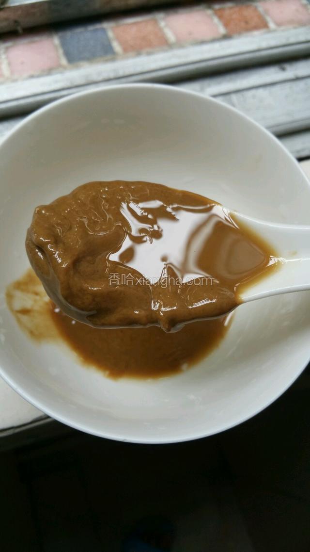 取两勺芝麻酱