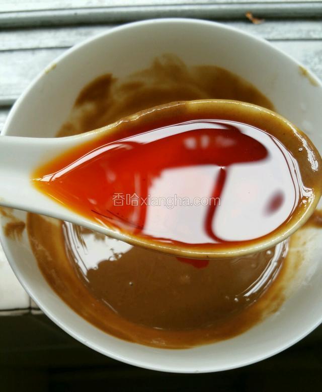 加入1勺辣椒油，可以使味道更加的浓郁醇香（不喜欢吃辣的不要放辣椒油）