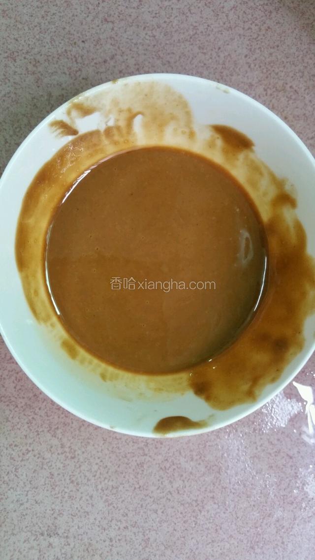 加适量盐进行调味，搅拌均匀