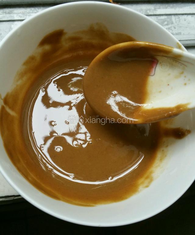 加入适量香油搅拌均匀（用香油拌芝麻酱更香，而且更容易搅拌开）