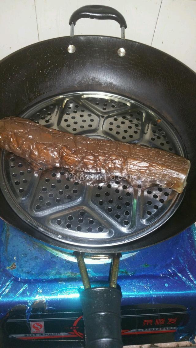 调制好调料，茄子也蒸好了（茄子表皮蔫了塌陷就是蒸好了