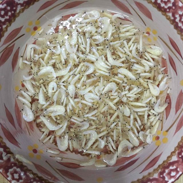 虾米一把清水冲洗干净，泡10分钟