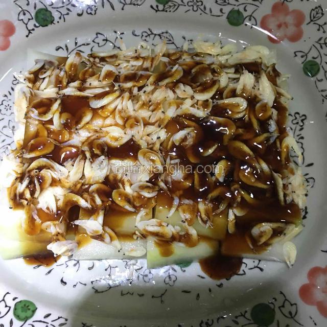 把料汁均匀的浇在冬瓜上