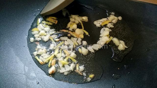 热油锅，下蒜末、姜丝爆香