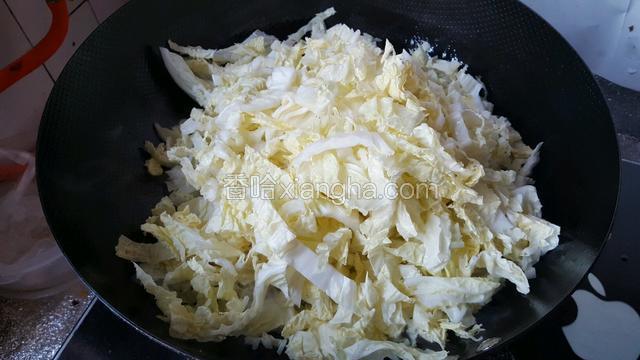 白菜入锅翻炒几次然后放少许盐这样白菜很快就缩水了
