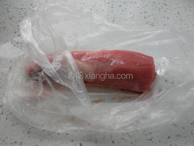 里脊肉洗干净，剁成泥。
