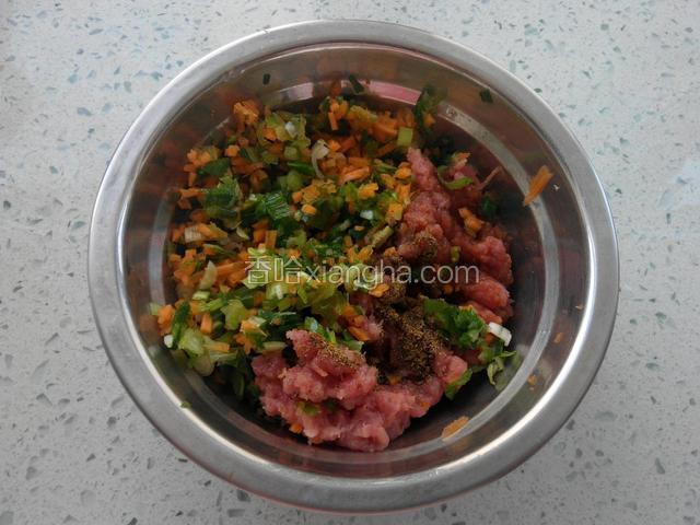 放适量清水肉嫩些，搅拌均匀。