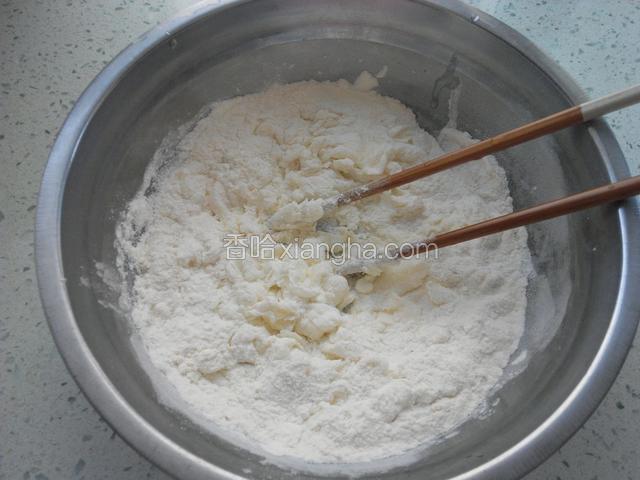 三量杯面粉用温水和面，放少量酵母，做出来的饼饼不会太硬。