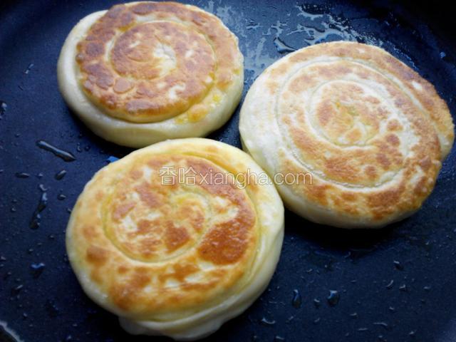 锅中加入适量油烧热，放入饼，烙制两面变色。