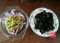 洋葱拌木耳的做法图解1
