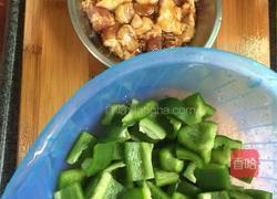 青椒炒五花肉的做法图解1