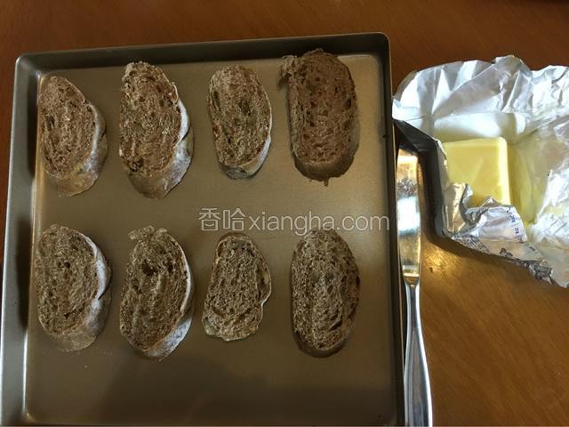 将法棍面包斜切成片，放置在烤盘上，准备好黄油和大蒜碎！
