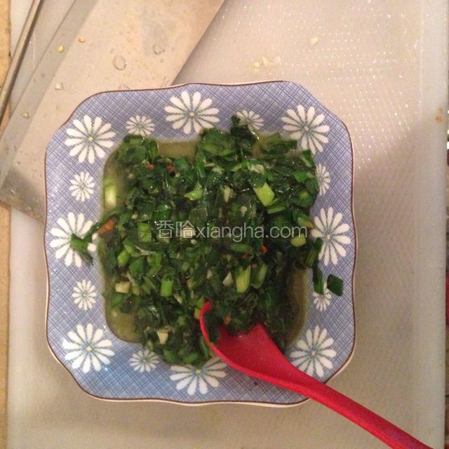 韭菜盛盘待用。