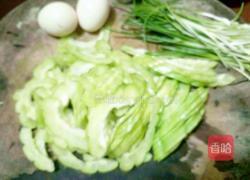 苦瓜炒鸡蛋的做法图解1