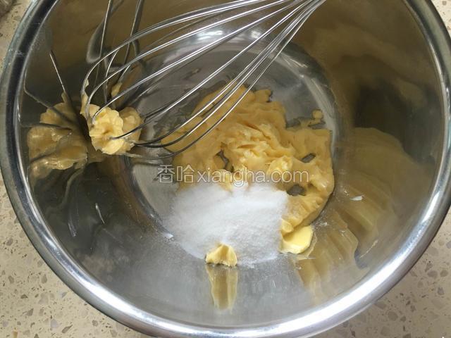 软化的黄油和白砂糖放入盆子里，用打蛋器不断搅打，将黄油打发。
