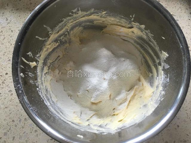 低粉和奶粉分三次过筛加入。每次都是翻拌均匀再筛入。